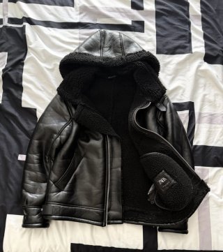 Chaqueta de cuero Zara con capucha