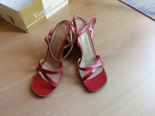 Sandalias de tacón de cuña rojas Virucci