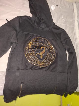 Sudadera Negra con Logo Dorado