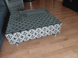 Mesa de centro cuadrada con estampado