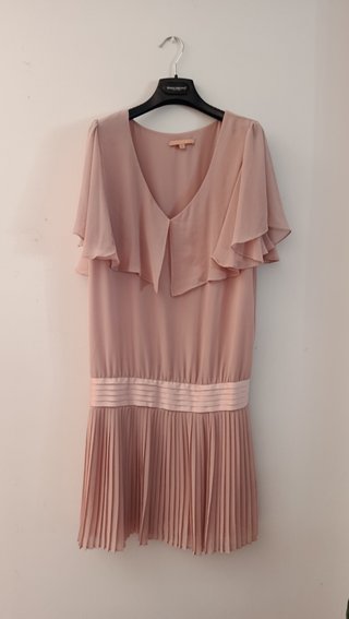 Vestido rosa con falda plisada