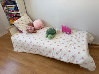 Cama infantil con colchón y edredón.