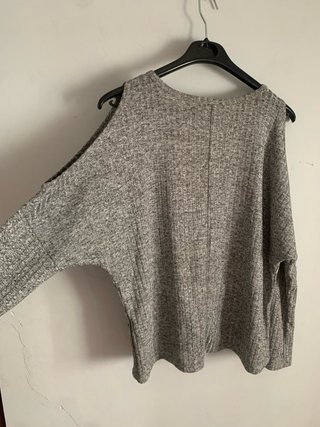 Blusa gris con hombros descubiertos