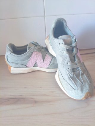 Zapatillas New Balance turquesa negra en rosa