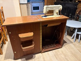 Máquina de coser Sigma con mueble