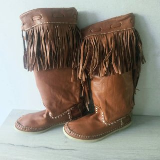 Botines de Cuero con Flecos Héctor Riccione T.41.