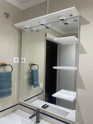 Espejo de baño con estantes y luces