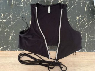 Top Negro Stradivarius con Detalle de Brillantes