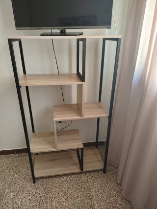 Estantería de madera y metal