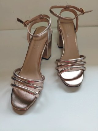 Sandalias Doradas de Tacón. Una puesta.