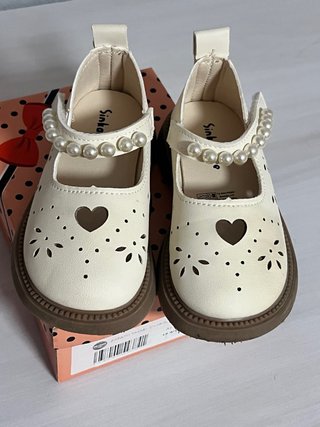 Zapatos de vestir infantiles con perlas