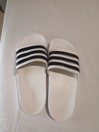 Chanclas Adidas Blancas y Negras