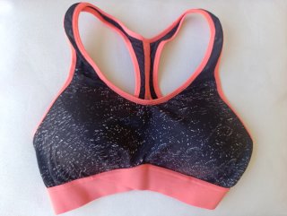 Top deportivo negro y coral Decathlon talla S.