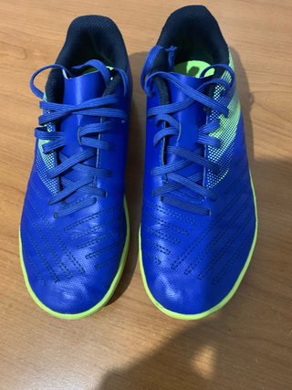 Zapatillas de fútbol multitacos. Talla 35