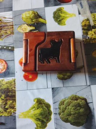 Caja de madera con figura de toro