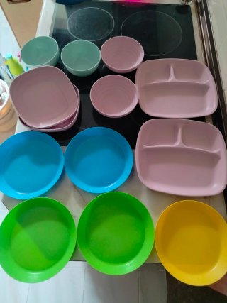 Set de 13 platos y cuencos de colores infantiles.