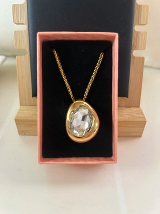 Colgante Dorado con Piedra Central