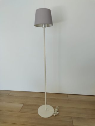 Lámpara de pie IKEA blanca con pantalla gris