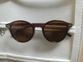 Gafas de Sol Marrones y grises + Colgador.