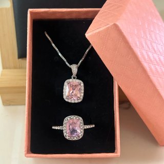 Conjunto de collar y anillo con piedra rosa