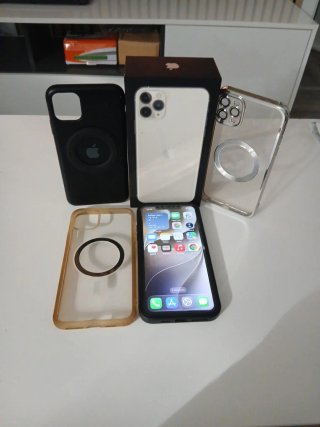 iPhone 11 Pro Max Plateado. Y sus fundas magsafe..