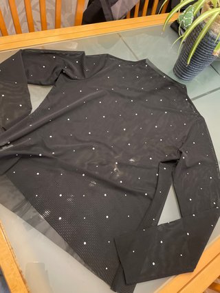 Camisa negra con detalles brillantes