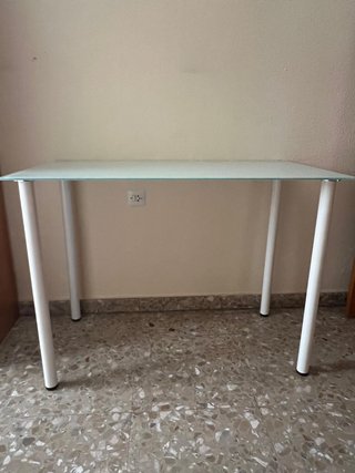 Mesa de estudio con sobre de cristal