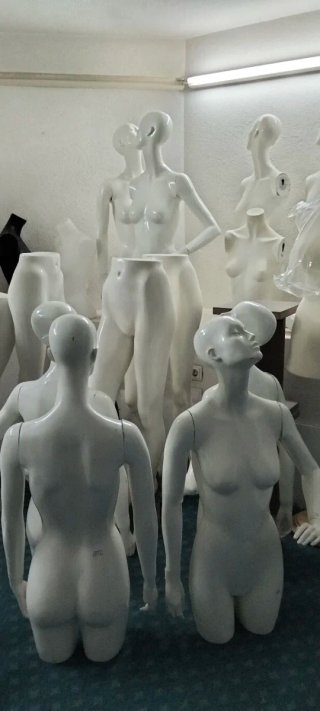 Lote de maniquíes blancos