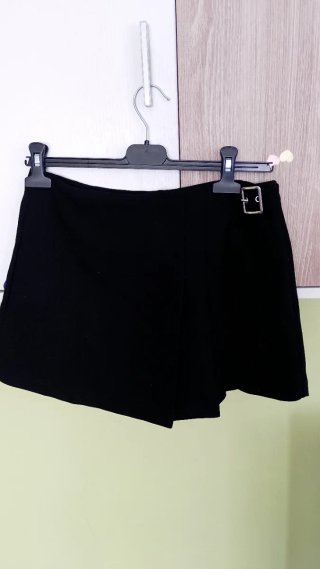 Minifalda negra con tablas y hebilla