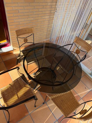 Conjunto Mesa forja-cristal 4 sillas forja-mimbre.