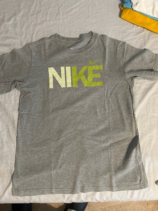 Camiseta Nike Gris