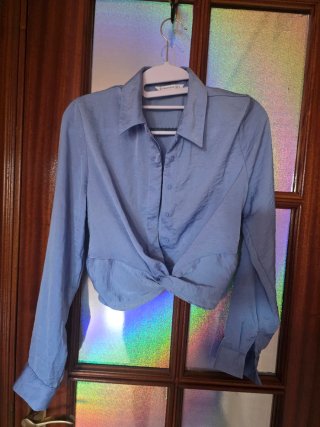 Camiseta satinada azul Stradivarius