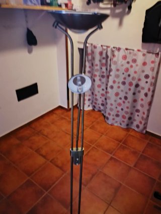 Lámpara de pie metálica