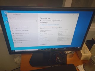 Ordenador Intel Core 2 Quad sin monitor.