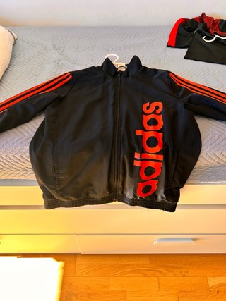 Chaqueta Adidas Negra con Detalles Naranjas