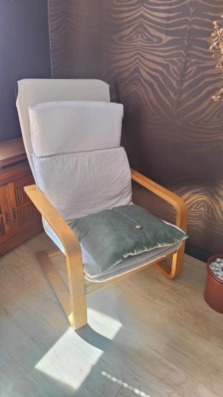 Dos Sillones auxiliares con estructura de madera