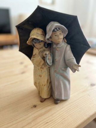 Figura Lladró Enamorados bajo paraguas