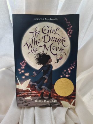 The girl who drank the moon en inglés