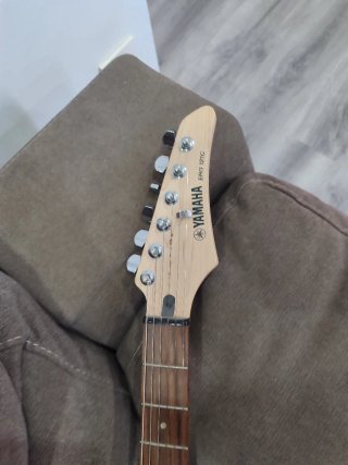 Guitarra Eléctrica Yamaha ERG121C y Amplificador