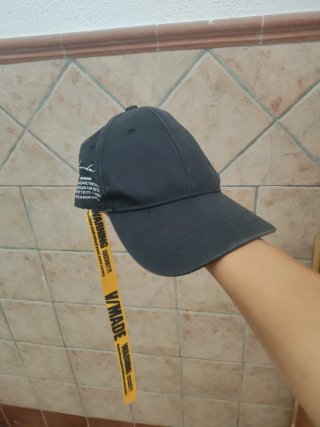 Gorra Negra con Cinta Amarilla