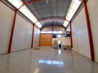 Se alquila nave de 500 M2 con oficinas en Molina