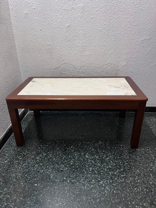 Mesa de centro de madera con mármol natural
