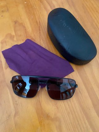 Gafas de sol negras con estuche,son originales
