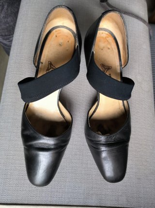 Zapatos de piel negros con tacón