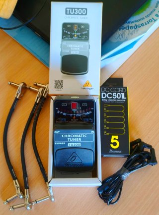 Pedal Afinador Behringer TU300 com Acessórios