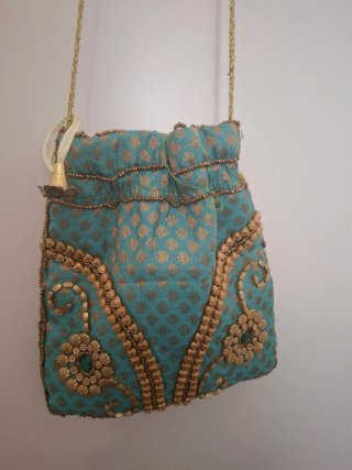 Bolso de fiesta turquesa con detalles dorados