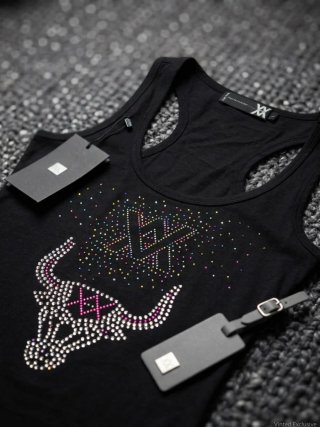 Camiseta de tirantes negra con pedrería Sóloenvios