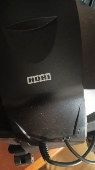 Volante Hori para PS4 y PS5 con pedales