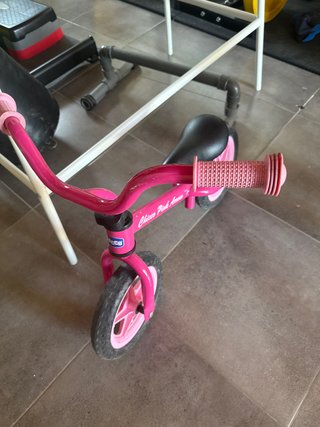 Piccola bici per bambina senza pedali