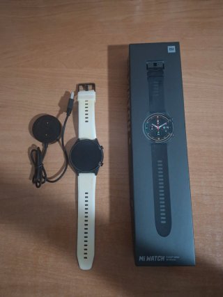 Orologio intelligente Xiaomi Mi Watch con due cinturini intercambiabili, uno bianco e uno giallo.